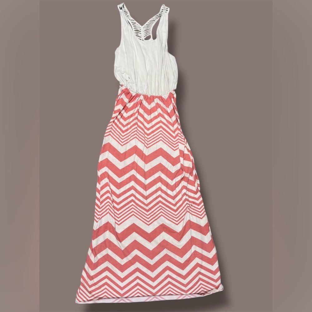 Chevron Patterned Maxi Dress in Coral and White - Picture 3 of 5